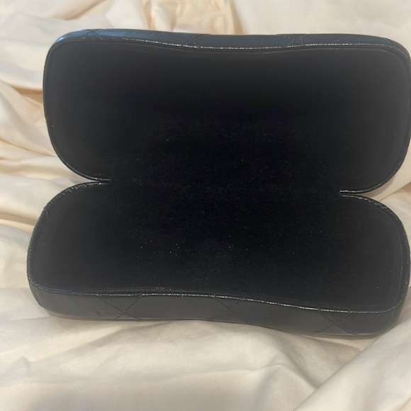 CHANEL - sunglass case - black 🖤 - Picture 2 of 6
